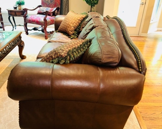 $600
DREXEL HERITAGE LEATHER STUDDED SOFA
90”L x 38”W x 37”H 