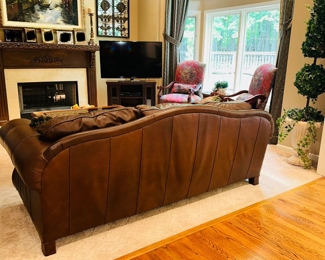 $600
DREXEL HERITAGE LEATHER STUDDED SOFA
90”L x 38”W x 37”H 