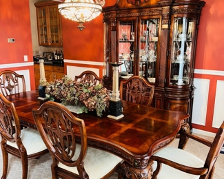 $600
UNIVERSAL FURNITURE FORMAL DINING TABLE WITH 6 CHAIRS AND 2 LEAVES
TABLE 73”L x 44”W x 30”H
ARMCHAIR 27”W x 20”D x 42.5”H
REGULAR CHAIR 23”W x 20”D x 42.5”H
2 LEAVES 19”L x 44”W