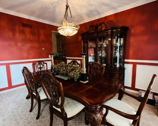 $600
UNIVERSAL FURNITURE FORMAL DINING TABLE WITH 6 CHAIRS AND 2 LEAVES
TABLE 73”L x 44”W x 30”H
ARMCHAIR 27”W x 20”D x 42.5”H
REGULAR CHAIR 23”W x 20”D x 42.5”H
2 LEAVES 19”L x 44”W