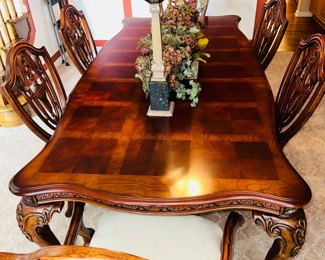 $600
UNIVERSAL FURNITURE FORMAL DINING TABLE WITH 6 CHAIRS AND 2 LEAVES
TABLE 73”L x 44”W x 30”H
ARMCHAIR 27”W x 20”D x 42.5”H
REGULAR CHAIR 23”W x 20”D x 42.5”H
2 LEAVES 19”L x 44”W