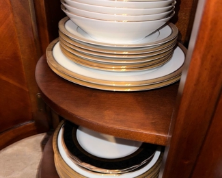 $200
NORITAKE KINGSWOOD GOLD CHINA SET-SERVICE FOR 8