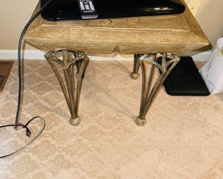 $30
SMALL SQUARE TABLE WITH METAL LEGS