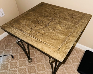 $30
SMALL SQUARE TABLE WITH METAL LEGS