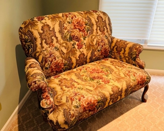 $120
FLORAL SETTEE / LOVE-SEAT
52”W x 26”D x 38”H