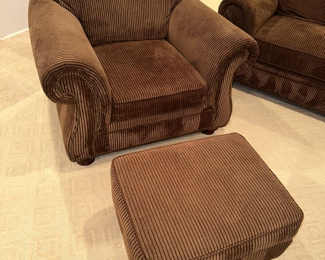 $180
BROYHILL CHOCOLATE BROWN CHAIR WITH OTTOMAN 
CHAIR 45”W x 37”D x 35”H
OTTOMAN 20”W x 26”L x 16”H
