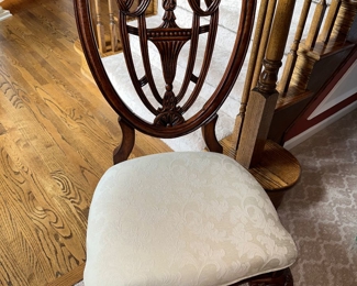 $600
UNIVERSAL FURNITURE FORMAL DINING TABLE WITH 6 CHAIRS AND 2 LEAVES
TABLE 73”L x 44”W x 30”H
ARMCHAIR 27”W x 20”D x 42.5”H
REGULAR CHAIR 23”W x 20”D x 42.5”H
2 LEAVES 19”L x 44”W