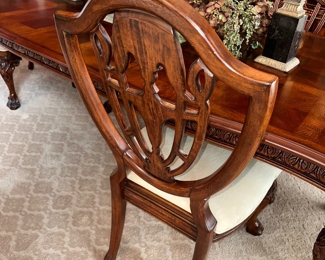 $600
UNIVERSAL FURNITURE FORMAL DINING TABLE WITH 6 CHAIRS AND 2 LEAVES
TABLE 73”L x 44”W x 30”H
ARMCHAIR 27”W x 20”D x 42.5”H
REGULAR CHAIR 23”W x 20”D x 42.5”H
2 LEAVES 19”L x 44”W