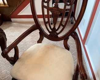 $600
UNIVERSAL FURNITURE FORMAL DINING TABLE WITH 6 CHAIRS AND 2 LEAVES
TABLE 73”L x 44”W x 30”H
ARMCHAIR 27”W x 20”D x 42.5”H
REGULAR CHAIR 23”W x 20”D x 42.5”H
2 LEAVES 19”L x 44”W