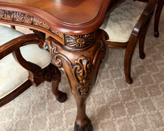 $600
UNIVERSAL FURNITURE FORMAL DINING TABLE WITH 6 CHAIRS AND 2 LEAVES
TABLE 73”L x 44”W x 30”H
ARMCHAIR 27”W x 20”D x 42.5”H
REGULAR CHAIR 23”W x 20”D x 42.5”H
2 LEAVES 19”L x 44”W