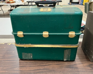 vintage UMCO 2000 U tackle box