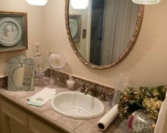 Misc Decor - Stand alone mirroe - Crystal. 