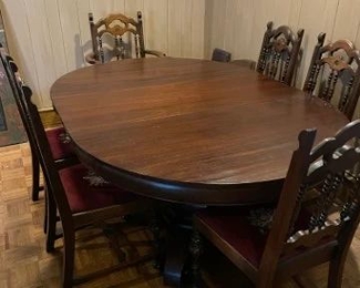 Dining table w/ 2 leavesl 6 chairs.   Round heavy base 