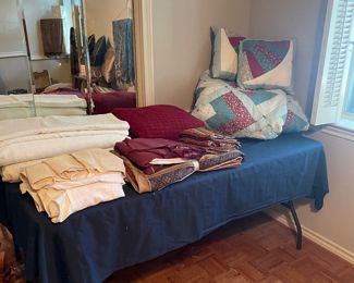 Queen comforter and shams.    Queen covers. 