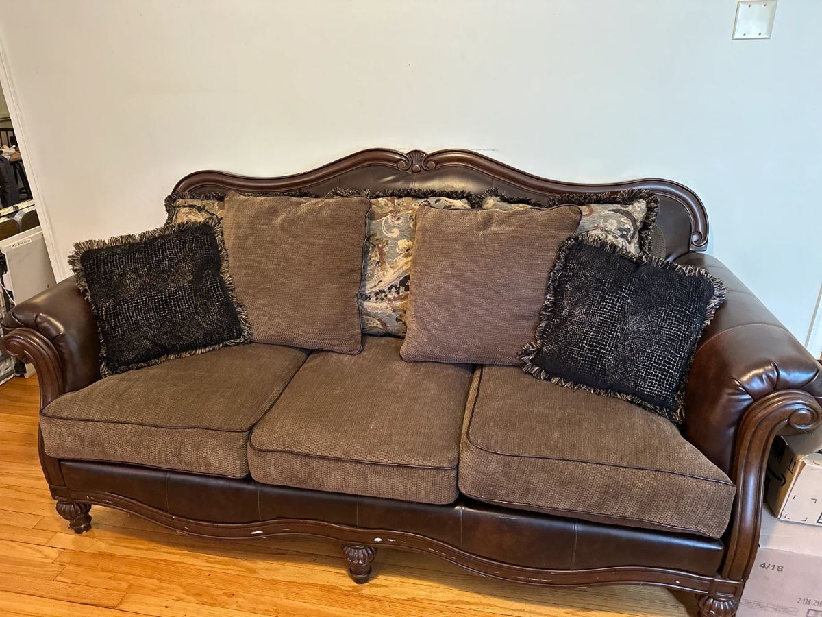 A Class Act Estate Sale in Leawood, KS starts on 8/26/2023