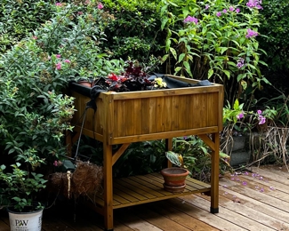 RAISED PLANTER GARDEN