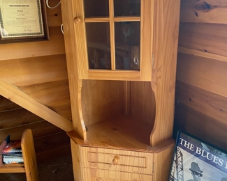 Corner cabinet 