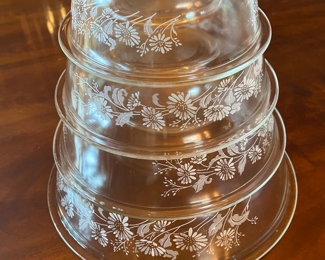 Vintage Pyrex glass bowls
