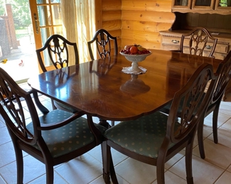 Very nice condition Drexel ding set comes with 6 chairs and 2 leaves