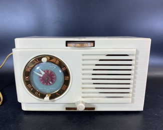 Vintage 1930-50s MCM General Electric Vacuum Radio Tube Radio Alarm Clock Model 501 In Great Cosmetic Condition
