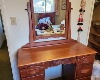 Sweet Carved Vintage Vanity Dresser w/Mirror. 