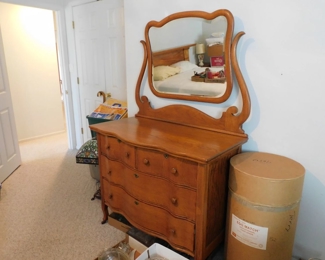 Serpentine Dresser w/Mirror