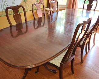 Beautiful Table with Leafs and 8 Matching Chairs