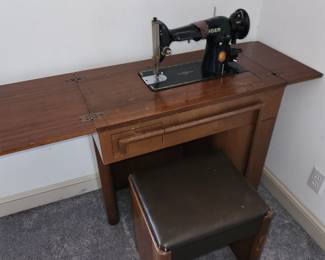Vintage Singer Sewing Machine in Cabinet w/Bench