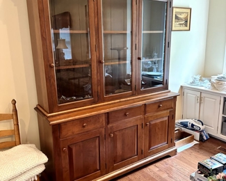 Hunt Made in (USA) New York, beautiful condition, china cabinet or side table.