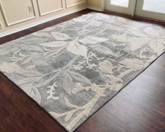 Large 8ft. x 10ft. Area Rug. Top Condition.