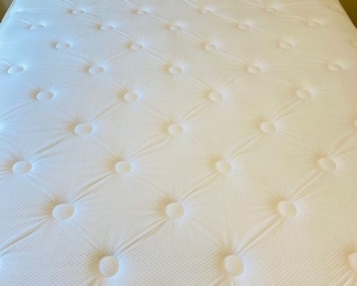 Queen Pillowtop Mattress. Top Condition.