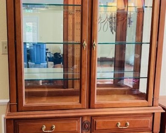 Harden Furniture Curio/China Cabinet. 2 Pc. w/6 Glass Shelves. Exceptional Condition!