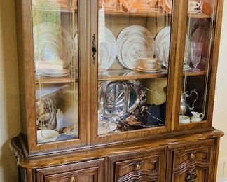 Ornate Classic MCM China//Curio Cabinet. Top Condition!