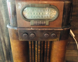 RCA Victor console radio with magic loop antenna model 19k serial # 036563
Built 1939-1940
Works!!