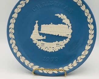 1979 Wedgewood Christmas plate Buckingham palace 