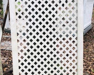 Lattice screen with grounding spikes attached