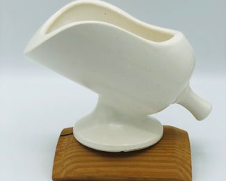 Hull matte white scoop on pedestal 