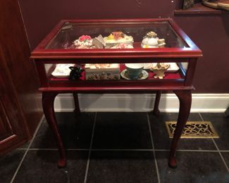 Display table Queen Anne legs