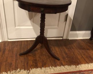 Sheraton style drum table with lion head pull
