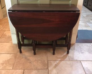 Mahogany gate leg table 