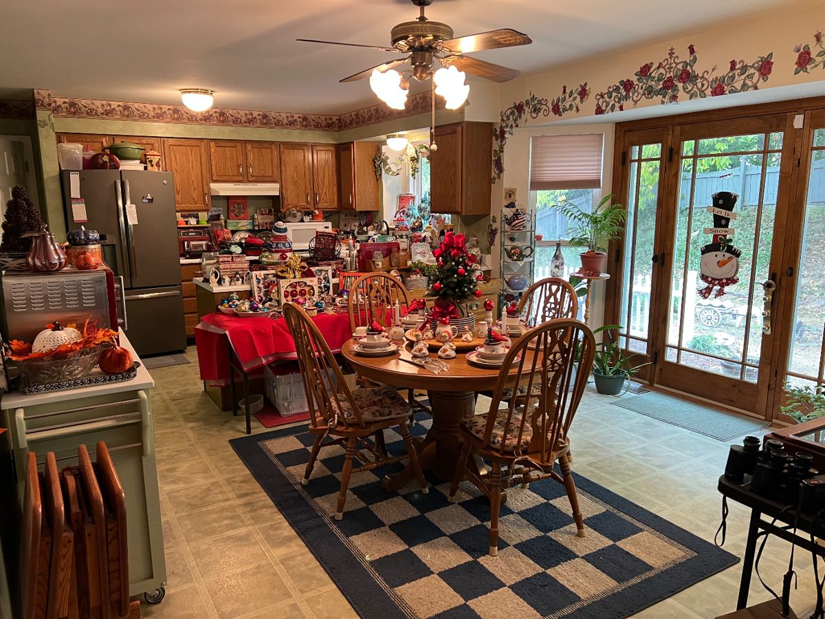 Vans Estate Sales St. Peters in Saint Peters, MO starts on 9/29/2023