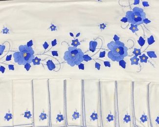 702 Embroidered Appliqued Tablecloth Napkins