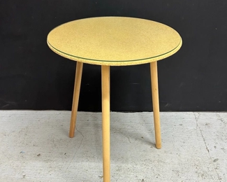 843 Glasstop Accent Table