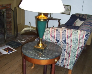 PARLOR MARBLE TOP TABLE, BRASS/PORCELAIN LAMP
