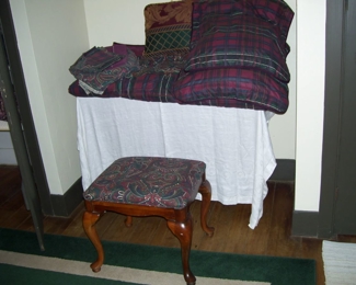 UPHOLSTERED STOOL - QUEEN QUILT/SHEET/PILLOW SET - 11'10" X 9'1"  GREEN & ECRU AREA RUG IN MB