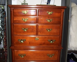 STANLEY FURNITURE 9 DRAWER DRESSER IN MB - VTG CRYSTAL LAMP
