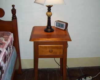 VTG SIDE TABLE - LAMP IN SPARE