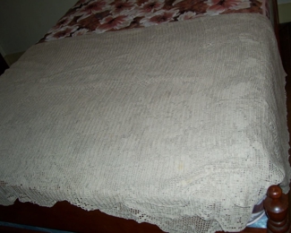  VTG. FULL SIZE ECRU CROCHET BED COVER IN SPARE