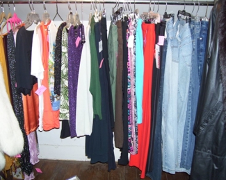 WOMENS CLOTHING  MEDIUM TO LARGE