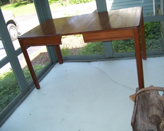 OAK TABLE WITH LEAF IN IT 